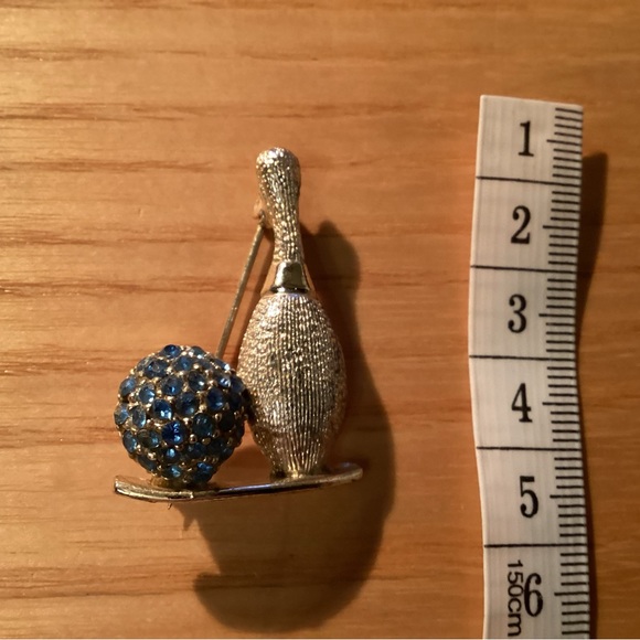 Dodds bowling silver tone brooch pin - Picture 3 of 4